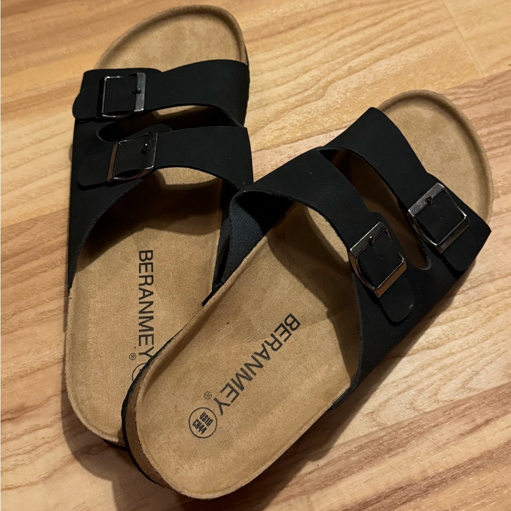 NWT Beranmy Casual Sandal